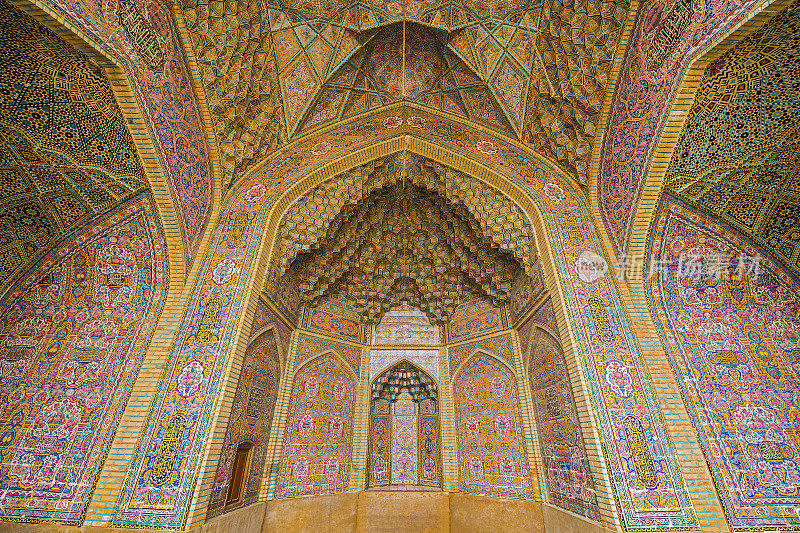 伊朗Nasir ol Molk MosqueShiraz彩色瓷砖天花板